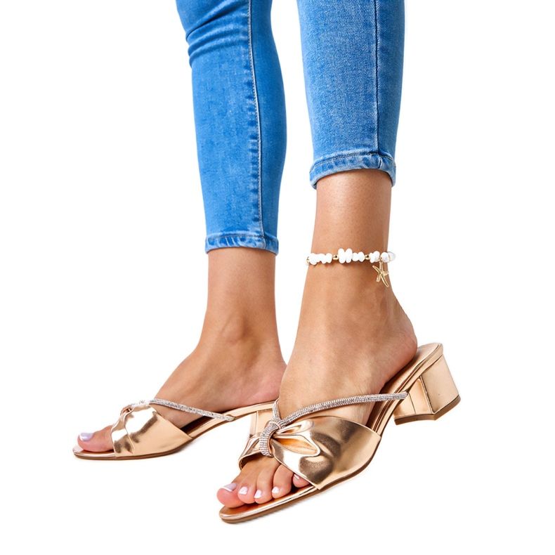 Högklackade mulor dekorerade med Anbrani zirkoner gyllene