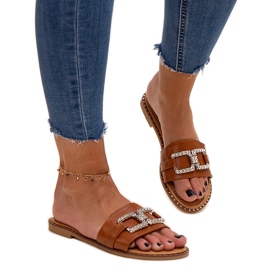Bruna flipflops med dekorativt spänne från Rochaela