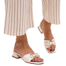 Lågklackade flip-flops med dekorativt Luara-spänne vit