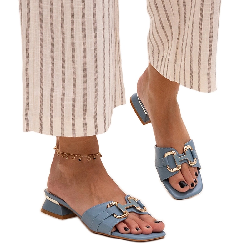 Lågklackade flip-flops med dekorativt Luara-spänne blå