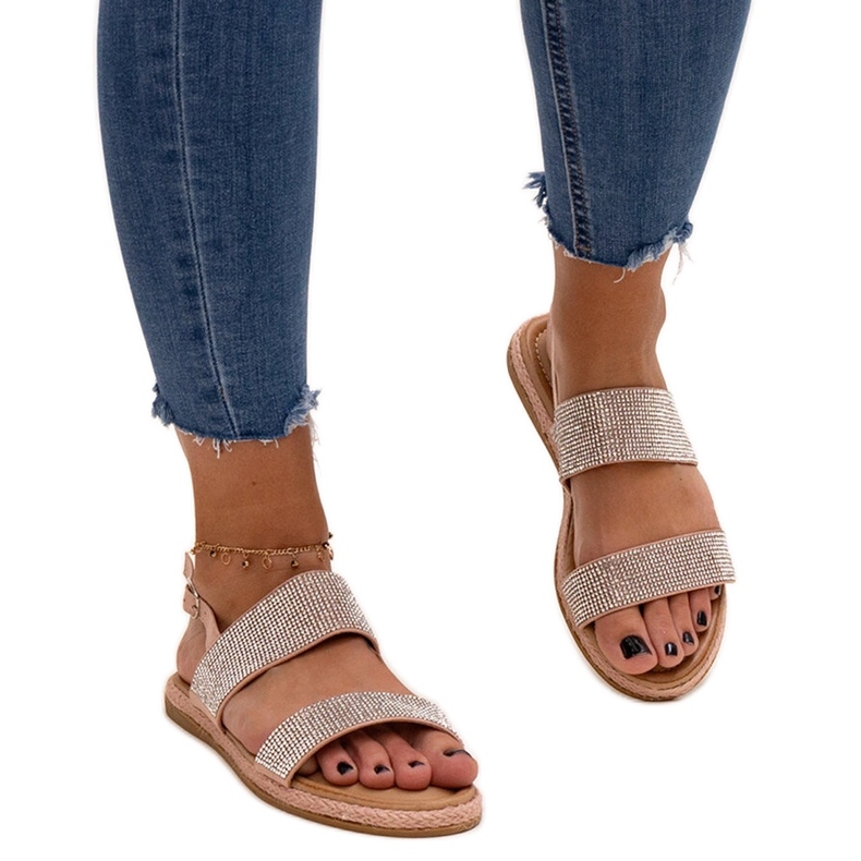 Rosa sandaler dekorerade med Carvalia strass