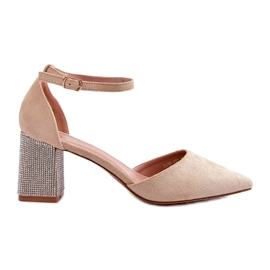 Beige pumps av ekomocka på en dekorerad klack