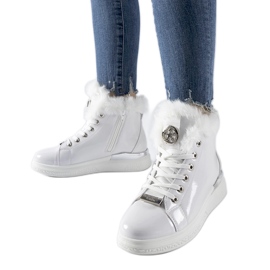 Vita patentsneakers med päls från Fiemme
