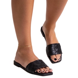 Svarta flip-flops med en quiltad Hakimi innersula