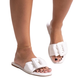 Vita tofflor med Ganema-spänne