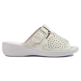 Genombrutna flip-flops för kvinnor med en bekväm kil grå