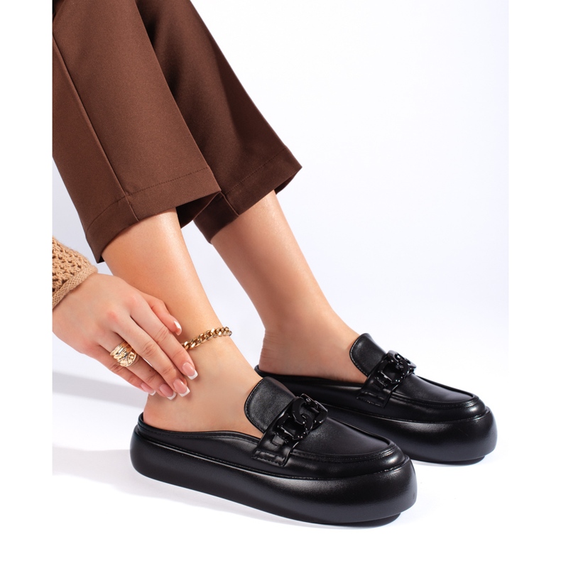 Stängda, snygga svarta damtofflor