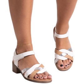 Vita sandaler med låg klack från Rudaina