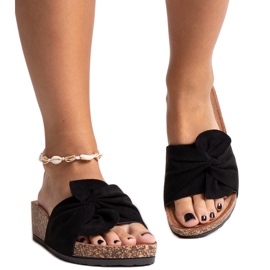 Svarta tofflor med en Ghaza-kil i kork