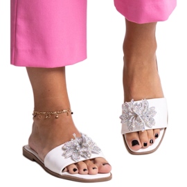 Vita flipflops med en Vendula zirkonblomma