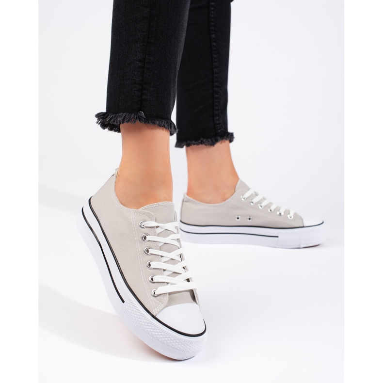Klassiska grå sneakers för kvinnor