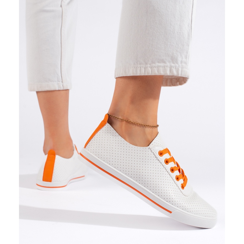 Vita damsneakers med orange snörning