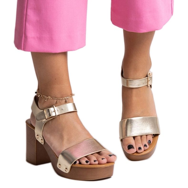 Adilar massiva sandaler med hög klack i guld gyllene