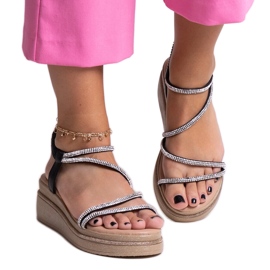 Blanka sandaler med låg kil med zirkoner från Hanifa svart