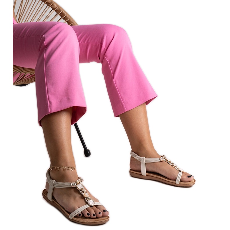 Beige sandaler med Degnia stenar