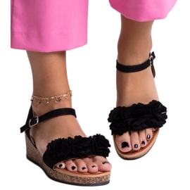 Svarta kilsandaler med Meaza-blommor