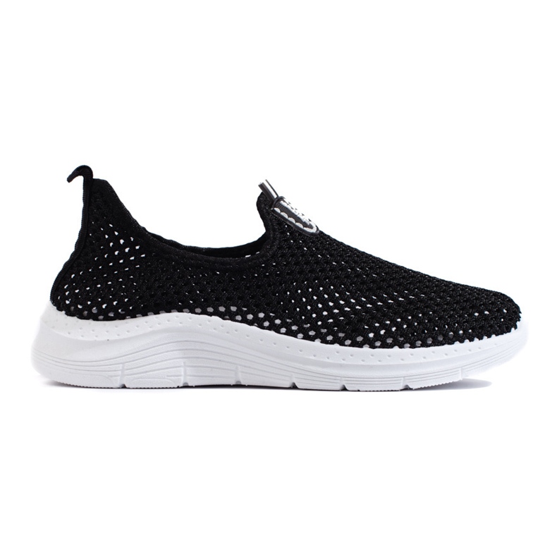 Genombrutna slip-on svarta sportskor