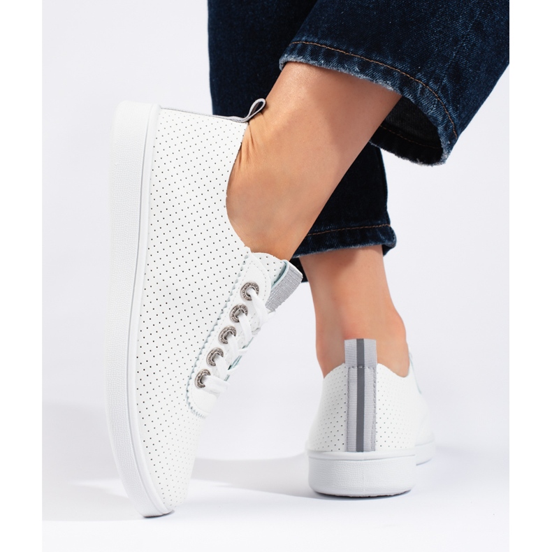 Genombrutna vita sneakers för kvinnor