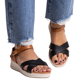 Svarta och bruna sandaler med låg kil från Hakima