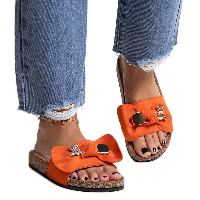 Orange flip-flops med rosett och en Segan-nalle