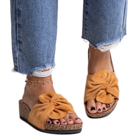 Bruna tofflor med en Ghaza-kil i kork