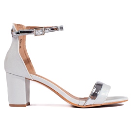 Eleganta vita högklackade damsandaler