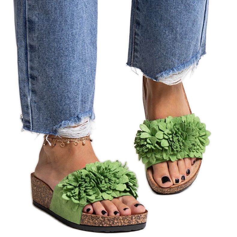 Gröna flipflops med blommor på Apolonia-plattformen
