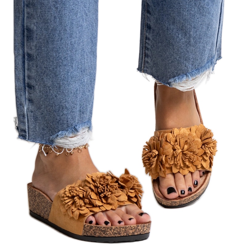 Karamellflipflops med blommor på Apolonia-plattformen brun