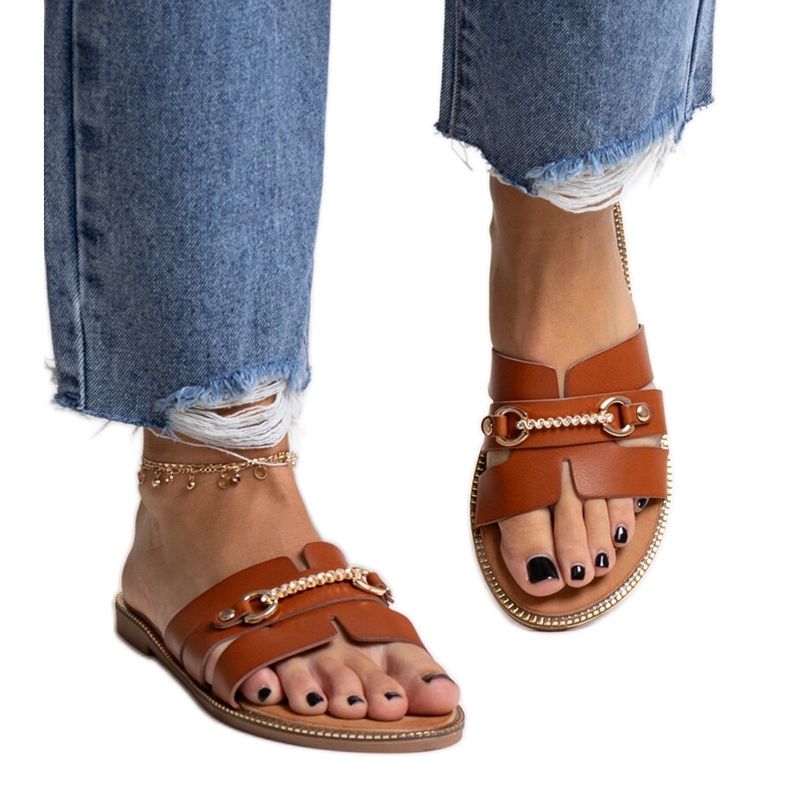 Bruna flipflops med guldtillbehör från Drahomíra
