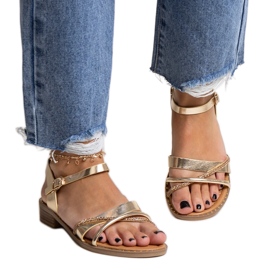 Högklackade guldsandaler med Elanoria cubic zirconias gyllene