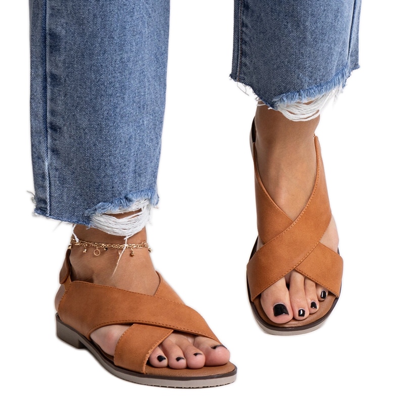 Duenna platta sandaler i karamell brun