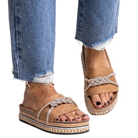 Bruna flipflops dekorerade med kamilianska zirkoner beige