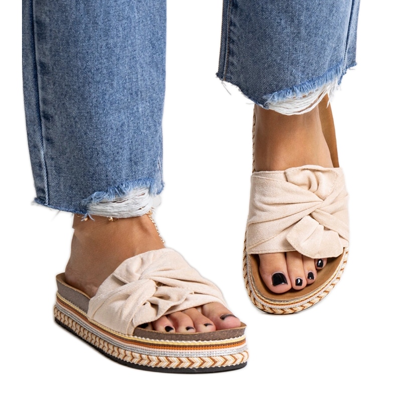 Massiva beige flip-flops med en dekorativ Nibaliesula