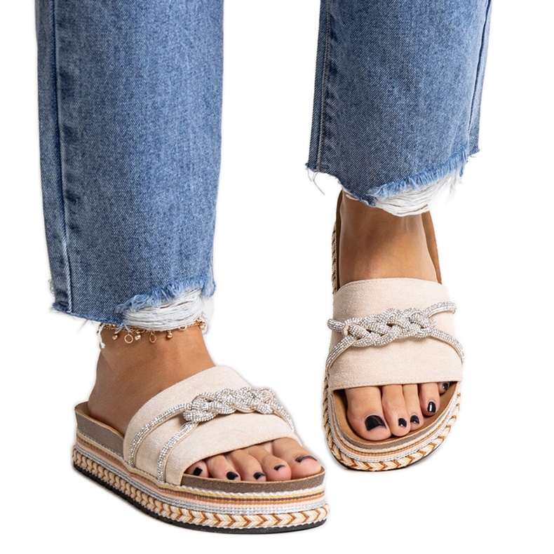 Beige flip-flops dekorerade med kamillian zirkoner