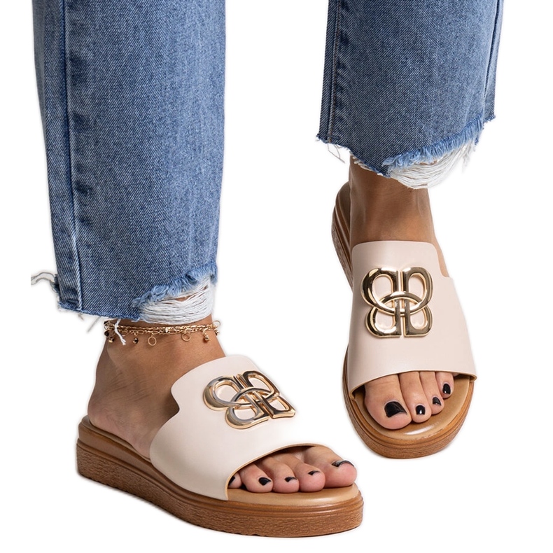 Beige flip-flops med ett dekorativt Jinan-spänne