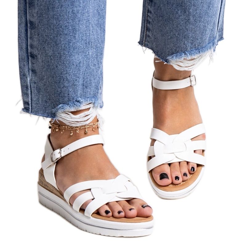 Vita Hikma sandaler med låg kil