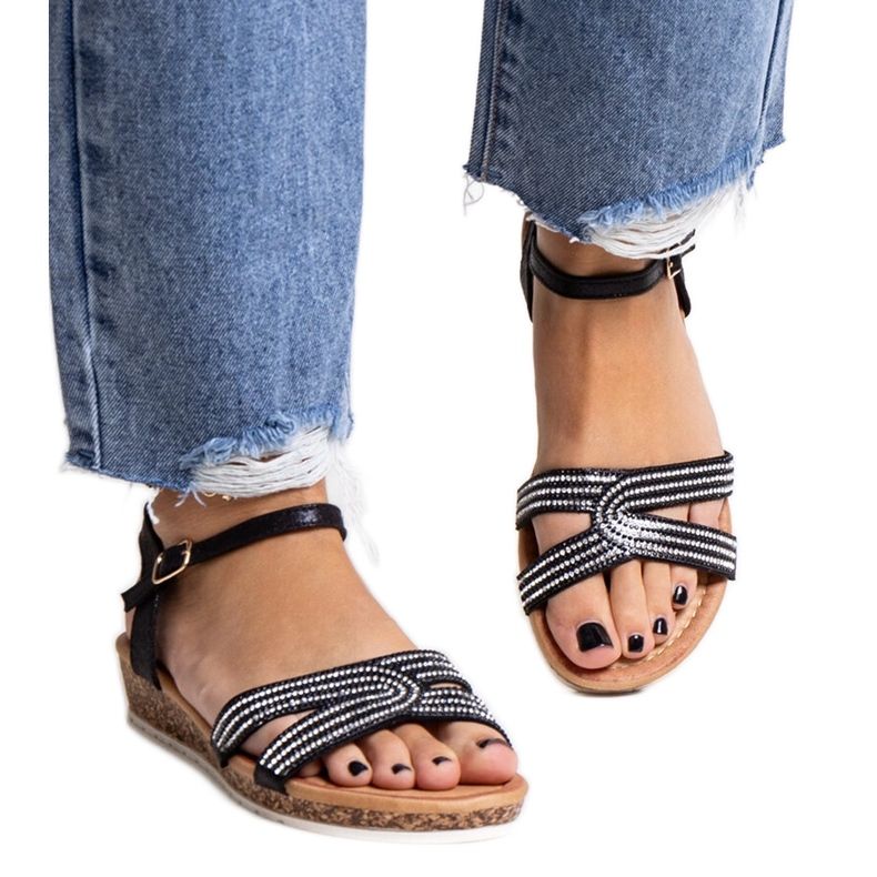 Saila svarta sandaler med låg kil