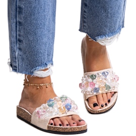Beige flipflops dekorerade med Negistina stenar