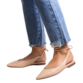 Knytta beige balettlägenheter gjorda av Batra ekoläder