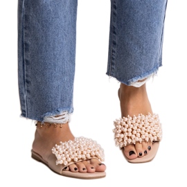 Beiga flipflops dekorerade med Atiyene-pärlor beige