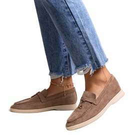 Mörkbruna mockasiner med metallhänge från Fiorano beige