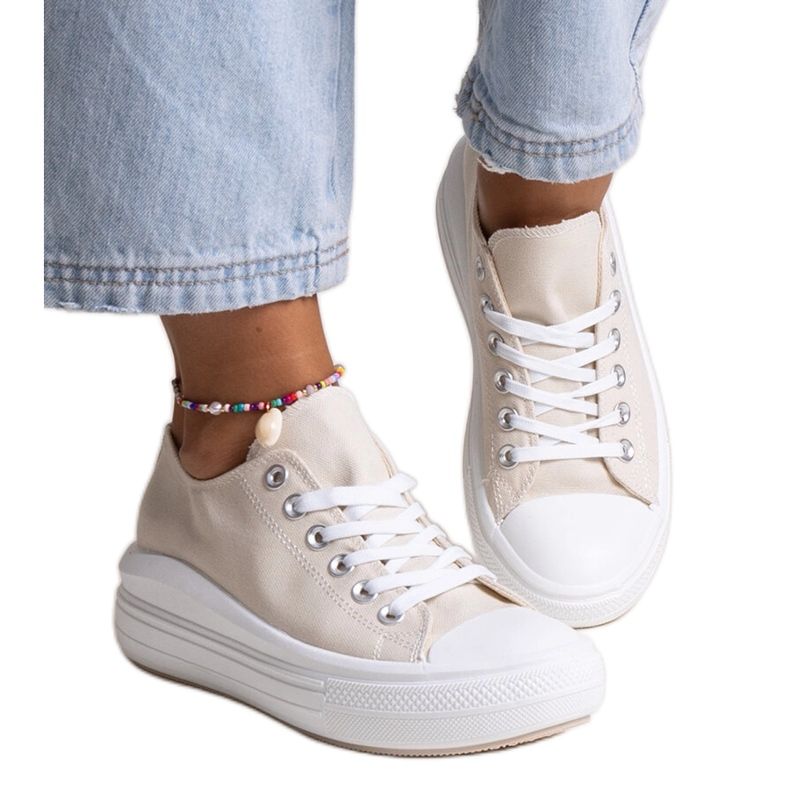 Beige sneakers på en tjock Zlata-plattform