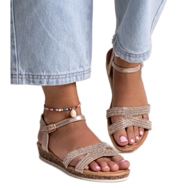 Saila champagne sandaler med låg kil gyllene