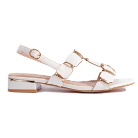 Snygga vita platta sandaler