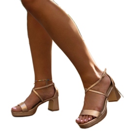 Rosa högklackade sandaler från Husne gyllene