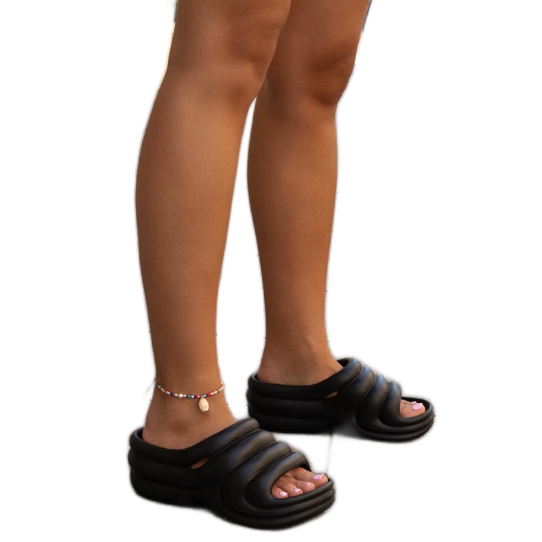 Aminas svarta massiva flipflops