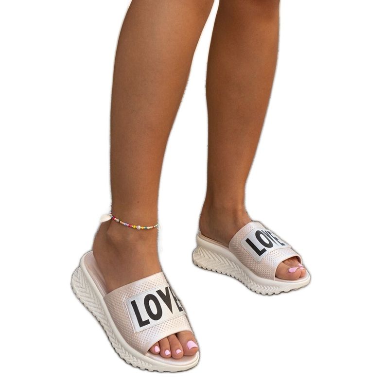 Rosa mulor med en dekorativ Maurla-kil