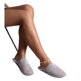 Gråa tofflor dekorerade med Sira-tråd