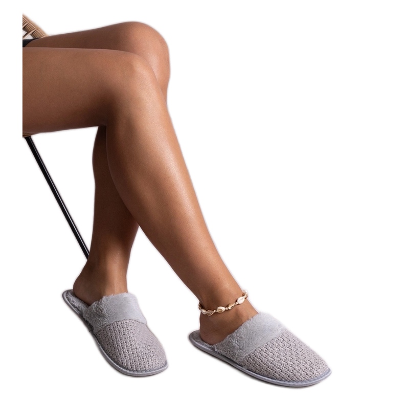 Gråa tofflor dekorerade med Sira-tråd