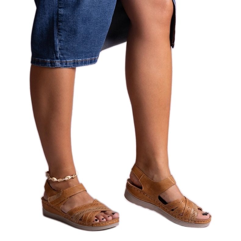 Bruna Areja sandaler med låg kil